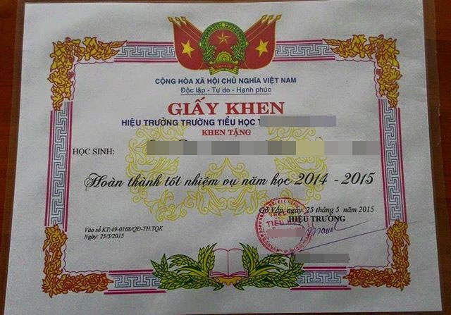 Học sinh lớp 1 được phát giấy khen Hoàn thành nhiệm vụ năm học