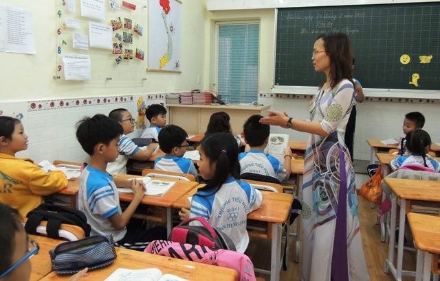Sự khác biệt đáng suy ngẫm - 1 Rất nhiều gò bó trói sự tự do, sáng tạo với giáo viên Việt Nam (Ảnh minh họa)