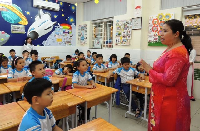 Thầy cô “xả” áp lực xuống học trò: Vì đâu đến nỗi? - 1 Nhà giáo gồng gánh rất nhiều áp lực từ công việc, cuộc sống (Ảnh minh họa)