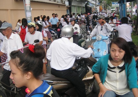 Nhiều cơ sở bồi dưỡng văn hóa “phớt lờ” lệnh giải thể - 1 Phụ huynh tại TPHCM đón con trước một trung tâm bồi dưỡng văn hoá ngoài giờ