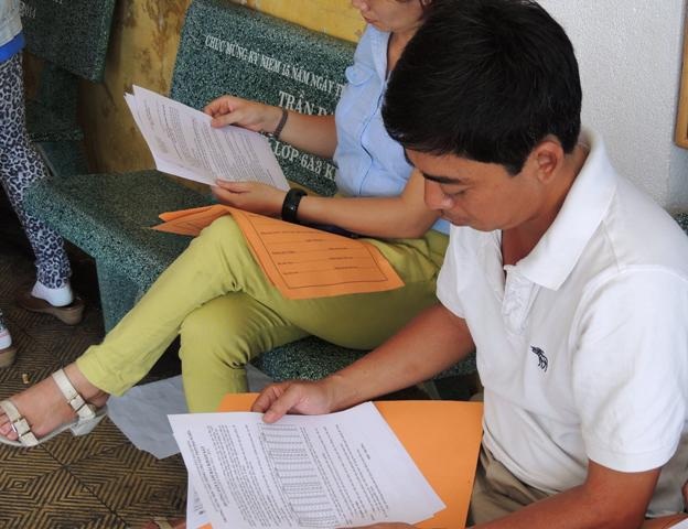 Không đạt yêu cầu ngoại ngữ, học sinh phải chuyển trường - 2 Phụ huynh ở TPHCM tìm hiểu thông tin vào lớp 6 THPT chuyên Trần Đại Nghĩa