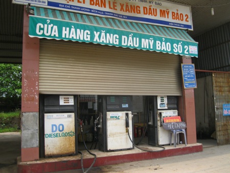 Kẻ hết xăng, người mất điện, nơi hỏng máy, chỗ nhỏ giọt! - 1 Chỉ cần ghi hai chữ hết xăng là cây xăng này có lý do để nghỉ bán