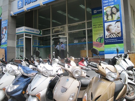 Bên ngoài trụ sở chính, trong ngày đầu sát nhập nơi để xe của khách vẫn đông đúc