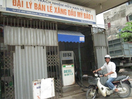 Kẻ hết xăng, người mất điện, nơi hỏng máy, chỗ nhỏ giọt! - 4 Chỉ vài phút sau, vị khách tội nghiệp này đành rời cây xăng với nụ cười ái ngại