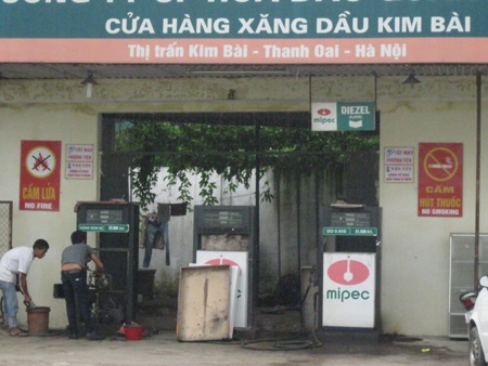 Kẻ hết xăng, người mất điện, nơi hỏng máy, chỗ nhỏ giọt! - 6 Chỉ cách cây xăng nghỉ bán vài chục mét thì đã có điểm bán xăng cấp cứu đón khách
