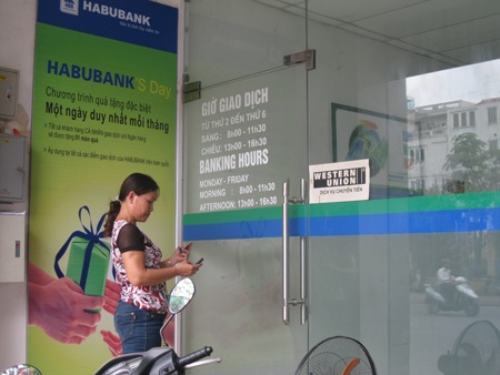 Có thể đây là những khách hàng cuối cùng đến giao dịch với cái tên Habubank