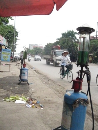 Kẻ hết xăng, người mất điện, nơi hỏng máy, chỗ nhỏ giọt! - 8 Dọc tuyến quốc lộ 21B, những cây xăng hình tên lửa này được bày bán san sát nhau