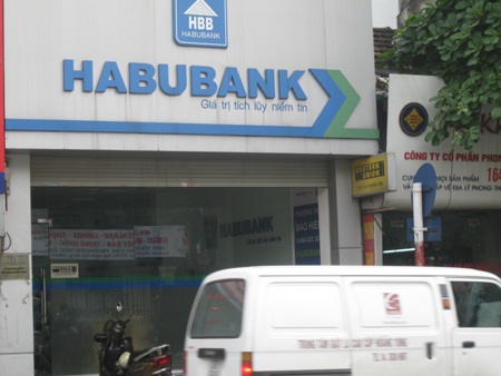 Có thể đây là những khách hàng cuối cùng đến giao dịch với cái tên Habubank