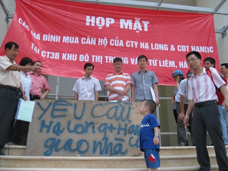 Vụ dính lừa nhà đầu tư thứ cấp: Chủ đầu tư không biết khách hàng là ai - 1 Bị công ty Hạ Long lừa, khách hàng mua nhà tụ tập phản đối tại tòa nhà CT3-Trung Văn