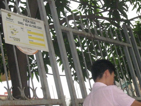 Tuy nhiên hiện tại, chỉ là tấm biển nhỏ được gắn cẩu thả trên hàng rào nơi vỉa hè