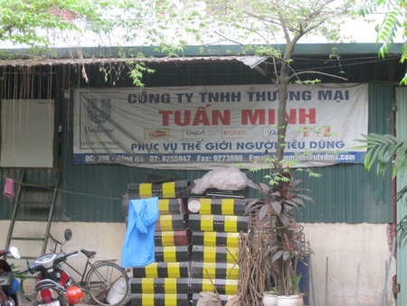 Tuy nhiên hiện tại, chỉ là tấm biển nhỏ được gắn cẩu thả trên hàng rào nơi vỉa hè