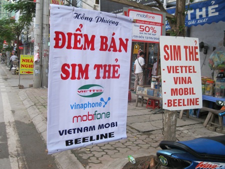 Một điểm bán sim thẻ ngay gần trụ sở chính đường Lạc Long Quân