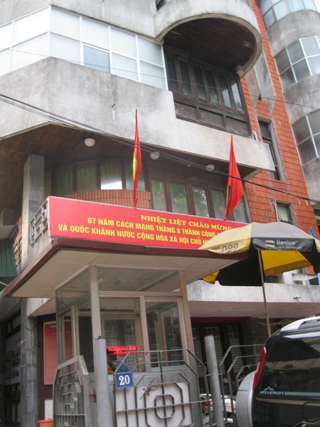 Một điểm bán sim thẻ ngay gần trụ sở chính đường Lạc Long Quân