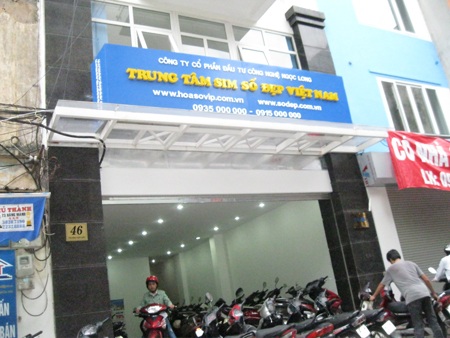 Một điểm bán sim thẻ ngay gần trụ sở chính đường Lạc Long Quân