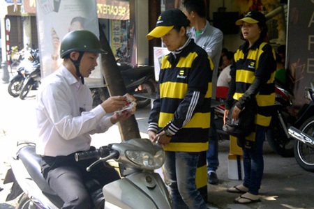 ...tới vỉa hè lòng đường