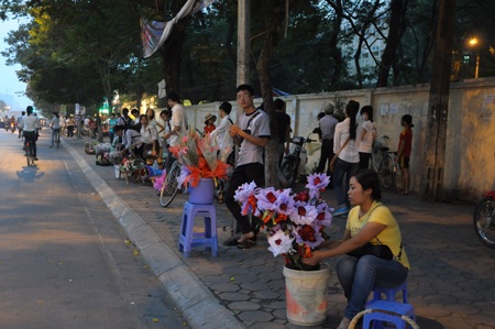 Thị trường 20/10: Giá hoa tăng vọt, quà tặng giảm giá để kích cầu - 1 Cả dãy dài vỉa hè thành nơi bán hoa