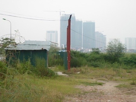 Siêu đô thị hoang tàn giữa lòng thủ đô - 10 Một lán tôn lợp tạm ùm tùm cỏ dài đã khóa cửa từ lâu