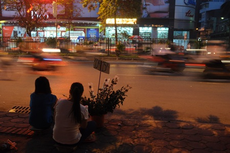 Thị trường 20/10: Giá hoa tăng vọt, quà tặng giảm giá để kích cầu - 2 Một điểm bán hoa giá mềm
