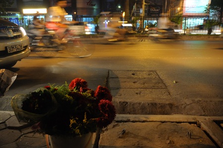 Thị trường 20/10: Giá hoa tăng vọt, quà tặng giảm giá để kích cầu - 3 Có nơi cầu kỳ hơn gói thành từng bó to