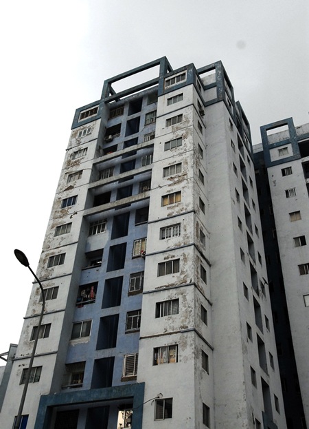 Chung cư mới biến dạng thành tập thể cũ - 1 Nhìn từ bên ngoài, cả tòa chung cư rêu mốc xỉn màu