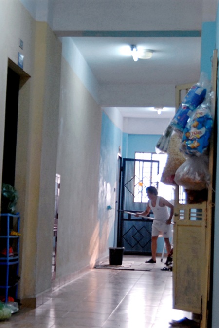 Chung cư mới biến dạng thành tập thể cũ - 10 Một hộ dân mở quầy tạp hóa phục vụ dân cư trong tòa nhà