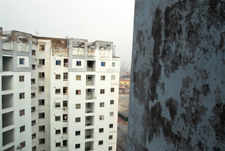 Chung cư mới biến dạng thành tập thể cũ - 2 Một bức tường nham nhở