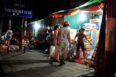 Trên vỉa hè cũng luôn tấp nập