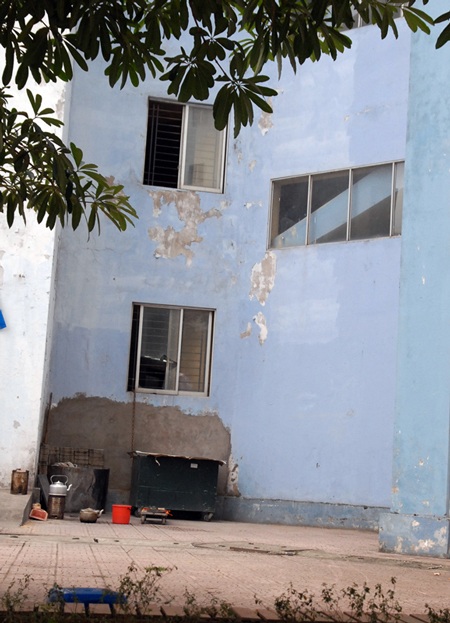 Chung cư mới biến dạng thành tập thể cũ - 3 Một bức tường nham nhở