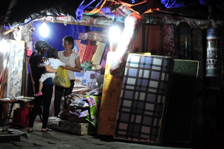 Chỉ cần diện tích nhỏ nhưng mặt hàng thì đầy đủ chủng loại từ đệm tới chăn, ga, gối