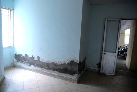 Chung cư mới biến dạng thành tập thể cũ - 4 Cả tòa chung cư này xuất hiện rất nhiều bức tường bị bong tróc được người dân vá tạm bằng xi măng