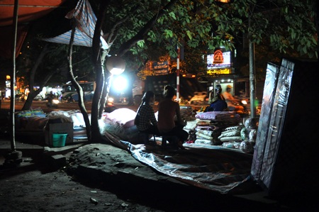 Vỉa hè vẫn là không gian lý tưởng bởi diện tích rộng nên khách hàng có thể thoải mái chọn lựa