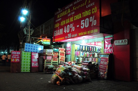 Tràn cả ra đường với đủ chiêu câu khách.