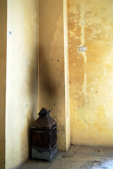 Chung cư mới biến dạng thành tập thể cũ - 6 Một góc hàng lang chuyển thành nhem nhuốc