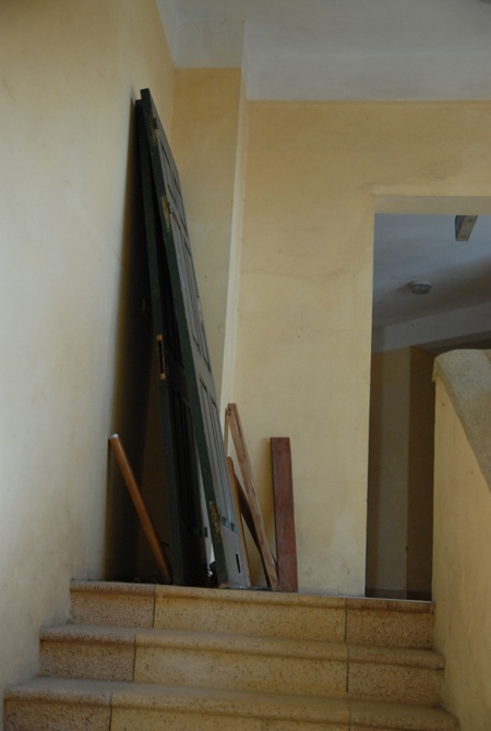 Chung cư mới biến dạng thành tập thể cũ - 7 Cầu thang thành nhà kho