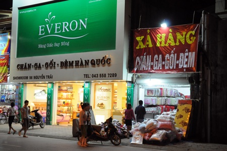 Hiệu ứng giảm giá cũng thấy rõ khi lượng khách vào hai cửa hàng xịn và cửa hàng nhái