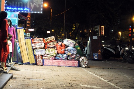 Hiệu ứng giảm giá cũng thấy rõ khi lượng khách vào hai cửa hàng xịn và cửa hàng nhái