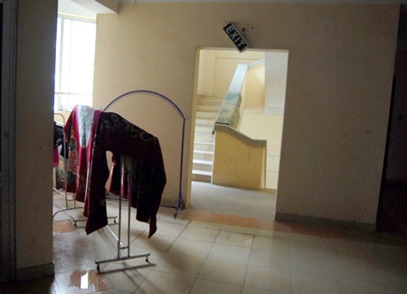 Chung cư mới biến dạng thành tập thể cũ - 9 Và hàng lang thanh nơi phơi đồ