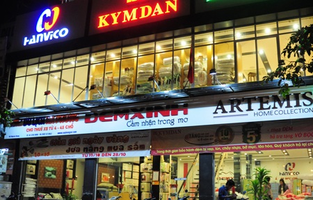 Hiệu ứng giảm giá cũng thấy rõ khi lượng khách vào hai cửa hàng xịn và cửa hàng nhái