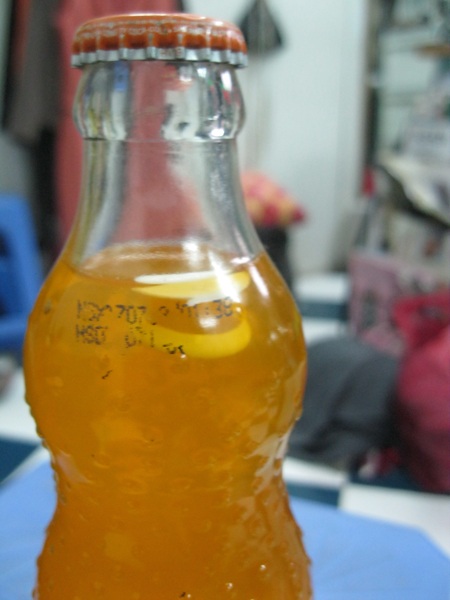 Đồ uống của Coca Cola "khuyến mãi" dị vật - 2 Vật lạ màu trăng xuất hiện trong chai Fanta Cam