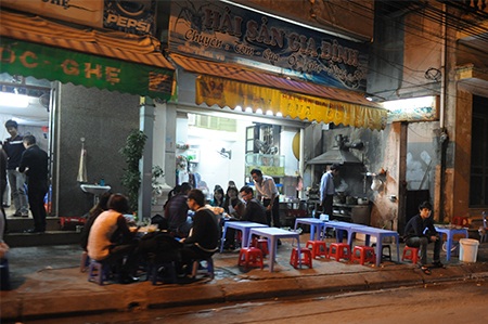 Những vỉa hè hái ra tiền ở Hà Nội - 1  Chụp tại phố Trấn Vũ, cửa hàng bán đồ Hải sản, tôm ghẹ.