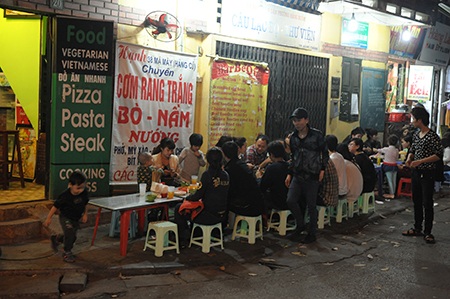 Những vỉa hè hái ra tiền ở Hà Nội - 9 Phố Hàng Chình bán đồ lẩu