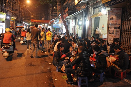 Những vỉa hè hái ra tiền ở Hà Nội - 10  Phố Mã Mây vỉa hè chật bán đồ nướng, có hôm khách phải ngồi ra cả đường