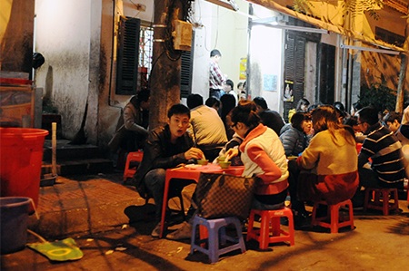 Những vỉa hè hái ra tiền ở Hà Nội - 11 Phở cuốn trong phố Trúc Bạch thì không phân biệt cả vỉa hè và lòng đường