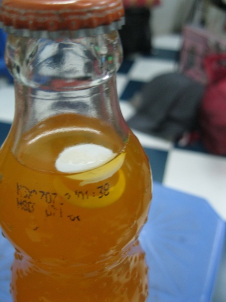Đồ uống của Coca Cola "khuyến mãi" dị vật - 1 Vật lạ màu trăng xuất hiện trong chai Fanta Cam