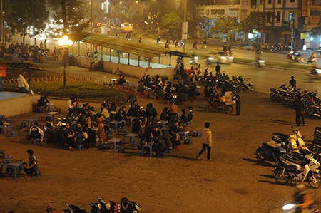 Những vỉa hè hái ra tiền ở Hà Nội - 2 Ngã Tư Sở là thiên đường của trà chanh, trà đá.