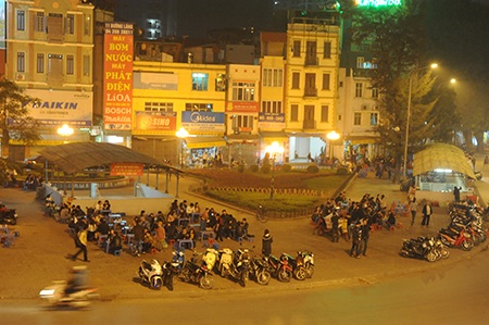 Những vỉa hè hái ra tiền ở Hà Nội - 3 Ngã Tư Sở là thiên đường của trà chanh, trà đá.