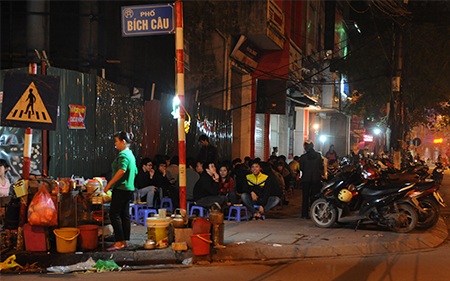 Những vỉa hè hái ra tiền ở Hà Nội - 4 Phố Cát Linh, Bích Câu, bán chè bát bảo.