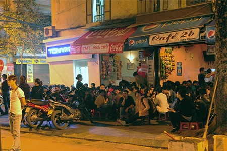 Những vỉa hè hái ra tiền ở Hà Nội - 5  Trà chanh Nhà Thờ cũng là địa điểm thu hút nhiều giới trẻ