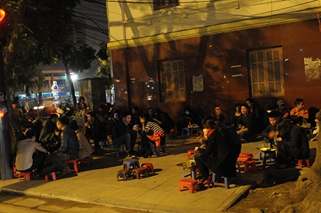 Những vỉa hè hái ra tiền ở Hà Nội - 6 Phố Nguyễn Hữu Huân, gần cổng cung thiếu nhi