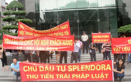 Tranh chấp Splendora: Chủ đầu tư từ chối giảm giá - 1 Khách hàng gây sức ép đòi gặp lãnh đạo công ty liên danh là Vinaconex để giải quyết vấn đề